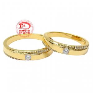 Nhẫn cưới lời cam kết tình yêu được chế tác trên chất liệu vàng 18k bền đẹp, sáng bóng.