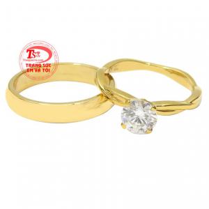 Nhẫn cưới tình yêu đậm sâu được chế tác hoàn mỹ trên chất liệu vàng 18k sáng bóng.