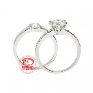 Chính vì thế mà các nhà thiết kế đã lựa chọn vàng trắng cùng đá moissanite để mang tới đôi nhẫn cưới hoàn mỹ cho người dùng.