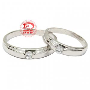 Nhẫn cưới vàng trắng sâu đậm kiểu dáng cổ điển nhưng vẫn rất hợp thời trang. 