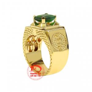 Điểm nhấn của chiếc nhẫn chính là viên ngọc lục bảo xanh màu sắc đẹp mắt, cùng những viên kim cương lấp lánh làm tăng giá trị của chiếc nhẫn. 