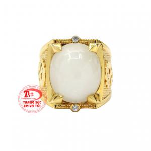 Nhẫn nam vàng từ lâu đã được rất nhiều phái mạnh ưa chuộng, nó không chỉ đem lại phong cách thời trang mà còn mang đến sự sang trọng và đẳng cấp.