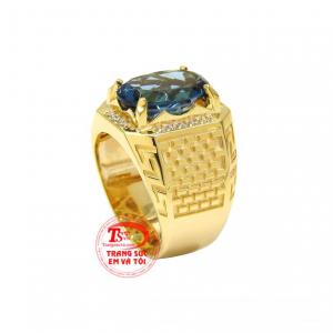 Với điểm nhấn là sắc xanh của viên topaz thiên nhiên giúp phái mạnh trông nổi bật và hợp thời trang hơn. 