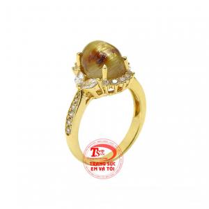 Nhẫn nữ thạch anh tóc thanh lịch được chế tác một cách tỉ mỉ, màu sắc hài hòa, bắt mắt.