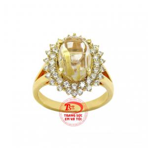 Với điểm nhấn là viên thạch anh tóc sáng trong, màu sắc bắt mắt giúp cho người đeo thêm phần nổi bật tạo nét ấn tượng cho phái đẹp.