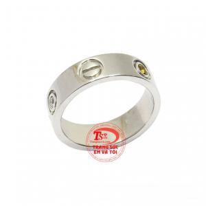 Kiểu dáng cổ điển, bản to tôn lên vẻ cá tính mà lại vẫn vô cùng duyên dáng.