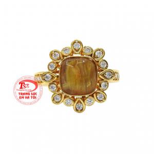 Kiểu chế tác đầy xinh xắn và bắt mắt tôn lên nét dịu dàng, cao sang của người con gái Á Đông.