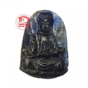 Phật Bà Quan Âm sapphire an nhiên chạm khắc tinh xảo, sắc nét, phù hợp làm mặt dây chuyền đeo thời trang và phong thuỷ. 