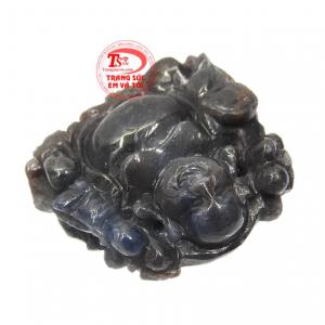 Phật Di Lặc thường gắn liền với hình ảnh tươi cười, hiền hòa, hoan hỉ, dáng bệ vệ, bụng căng, bóng, thân hình thấp tròn đầy.