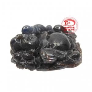 Mặt Phật chế tác bằng đá sapphire thiên nhiên có giấy kiểm định đá quý đảm bảo.