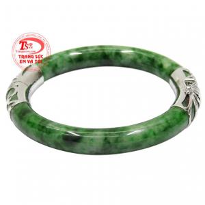 Vòng ngọc bọc vàng trắng đẹp được chế tác bằng vàng 14k chất lượng, sáng bóng.