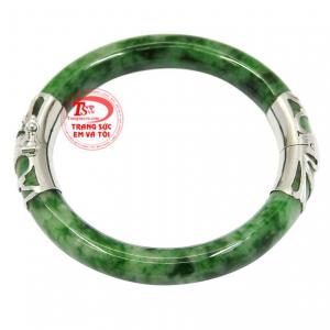 Không chỉ để làm đẹp đeo chiếc vòng ngọc này còn đem lại nhiều may mắn và bình an đến cho các quý cô. 