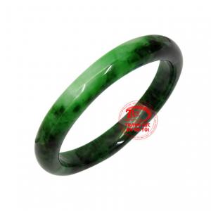 Người ta tin rằng, jadeite hay còn gọi là ngọc cẩm thạch có tác dụng giúp điều hòa khí huyết, làm giảm căng thẳng tạo sự thoải mái, hạnh phúc cho người dùng. 