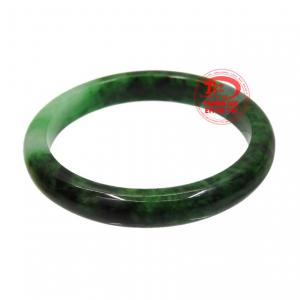 Vòng ngọc cẩm thạch cát tường được chế tác sáng bóng, chất lượng.