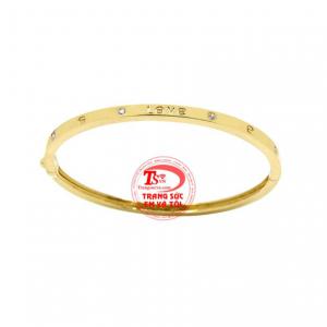 Được chế tác từ vàng tây 18k bền đẹp, điểm xuyến thêm một vài viên đá cz lấp lánh càng tăng thêm điểm nhấn cho người dùng. 