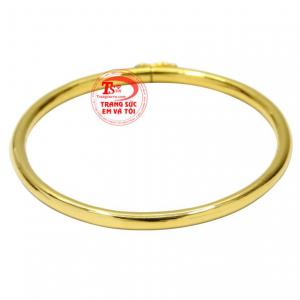 Vòng tay vàng dễ thương được chế tác kiểu dáng cổ điển nhưng vẫn rất hợp thời trang. 