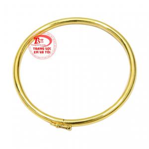 Không chỉ hợp với áo dài phái đẹp có thể thỏa sức kết hợp cùng với các trang phục khác nhau. 